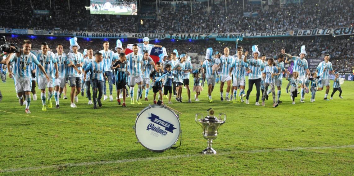 Imagen Los jugadores con sus familias corren hacia la copa.