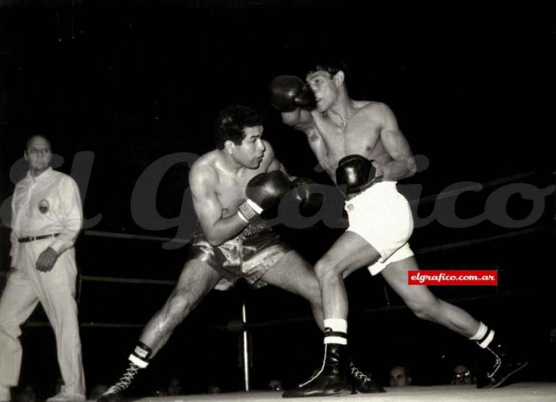 Imagen Su primera derrota. Fue frente a Antonio Aguilar en el Luna Park el 28 de agosto de 1963. Los dos estaban invictos, Monzón con 7 KO en 7 peleas.