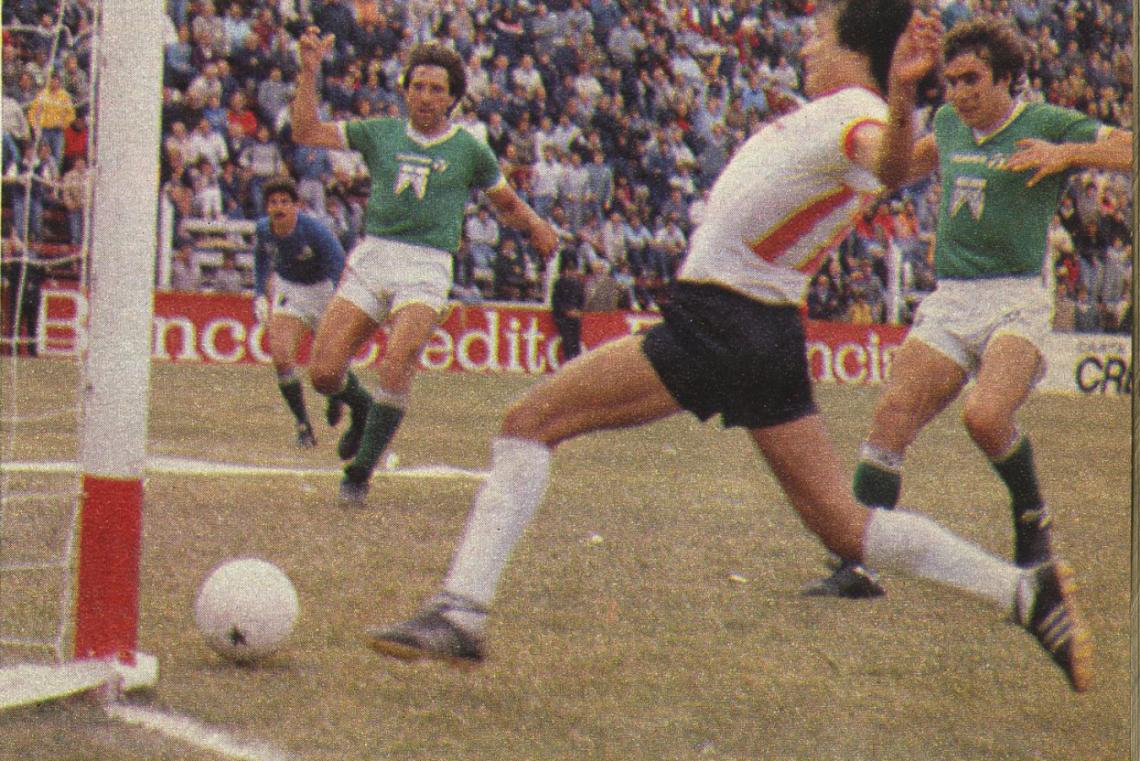 Imagen 18.38. Este gol llega en La Plata y se grita en Caballito. Es el empate de Estudiantes. Trama, habilitado por Ponce, la levanta sobre Basigalup y Gurrieri termina de meterla ante el arco vacío. Festejo a la distancia.
