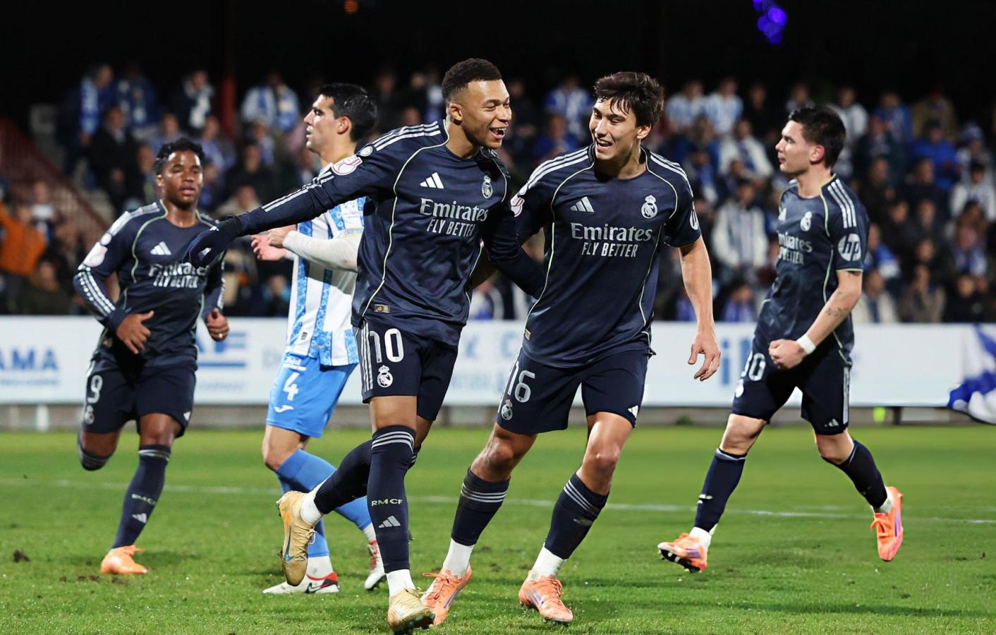 Imagen Mbappé salvó al Madrid del papelón. Mastantuono festeja por detrás.
