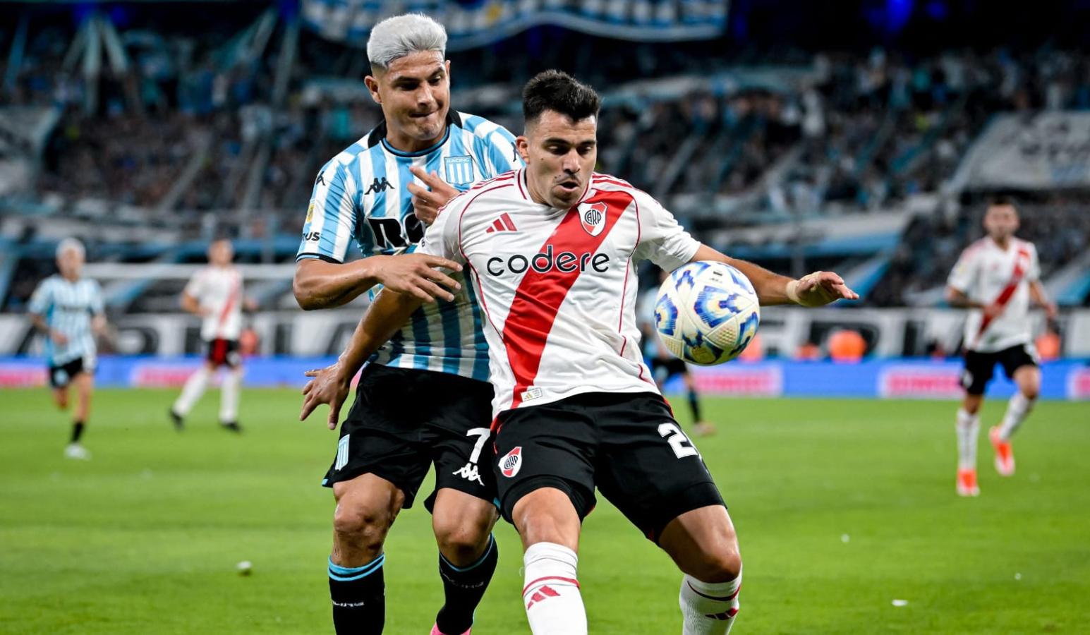 Imagen Maxi Salas disputa el balón con Acuña en el último Racing-River. Ahora son compañeros.