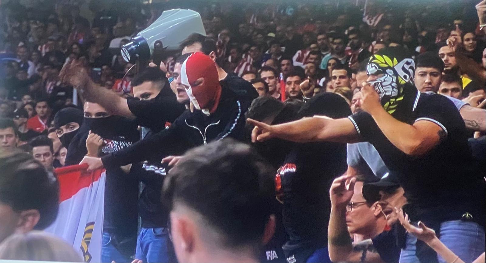 Imagen Varios integrantes del Frente Atlético se cubrieron sus rostros para no ser identificados.