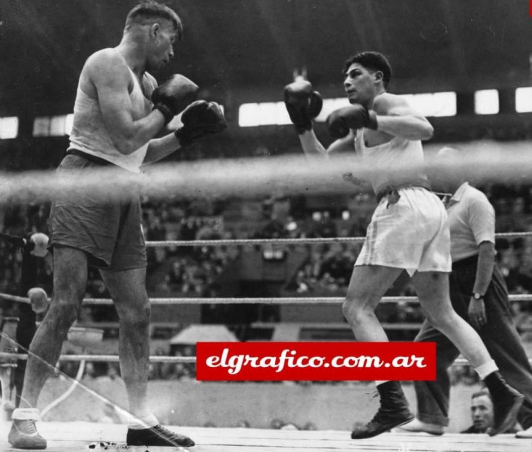 Mauro Cía en su pelea de 4tos. de final frente al polaco Franciszek Szymura.