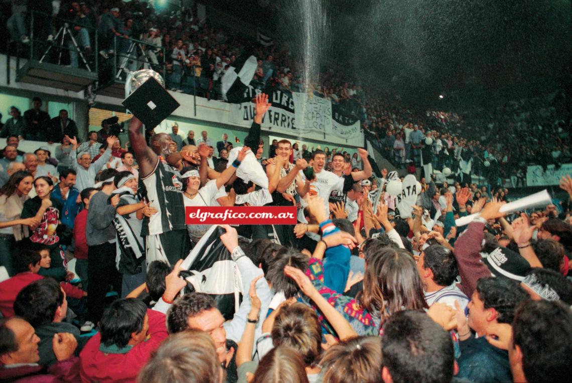 El festejo fue a lo grande. Jugadores e hinchas celebraron la consagración en la Liga Nacional.