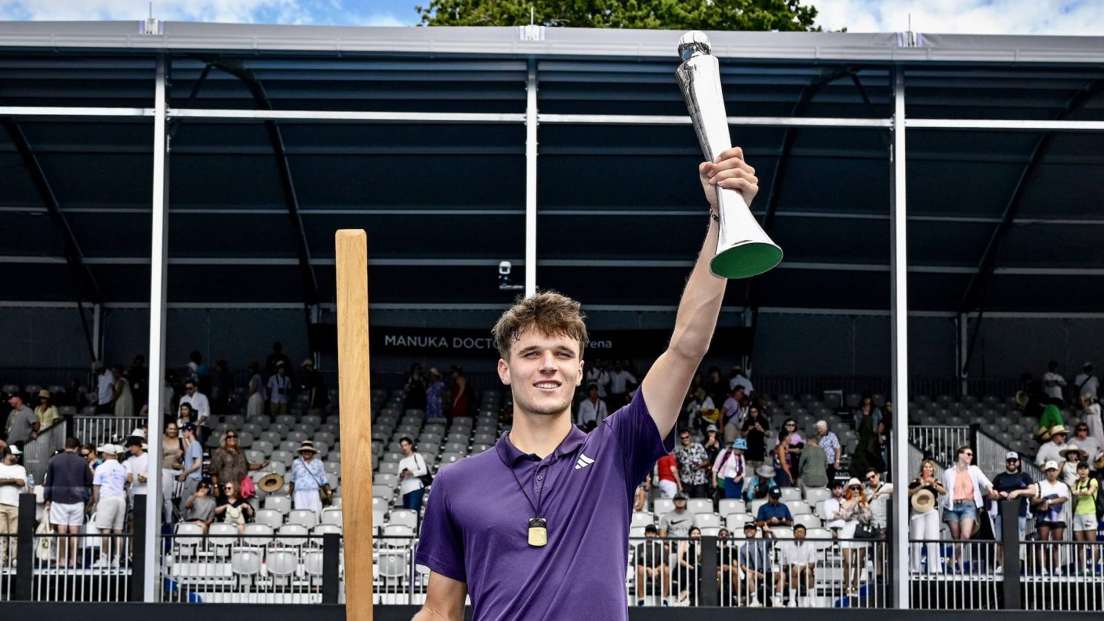 Imagen La alegría de Jakub Mensik tras vencer a Báez en la final.