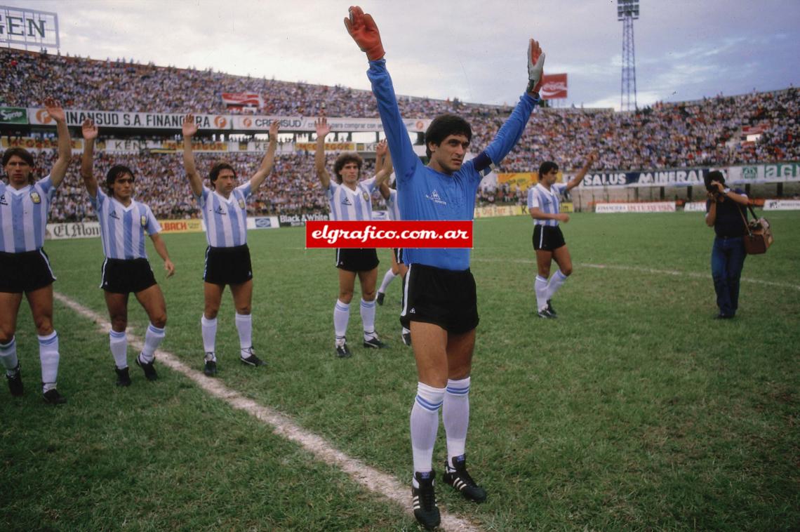 Imagen A pesar de jugar las eliminatorias, Fillol queda afuera de la lista de Bilardo para el Mundial '86. "Yo vivo motivado, por mí mismo, por un cachetazo de la vida, por una injusticia… Nunca me siento vencido, si no mi muerte hubiera sido cuando quedé afuera de la Selección del Mundial de México”.