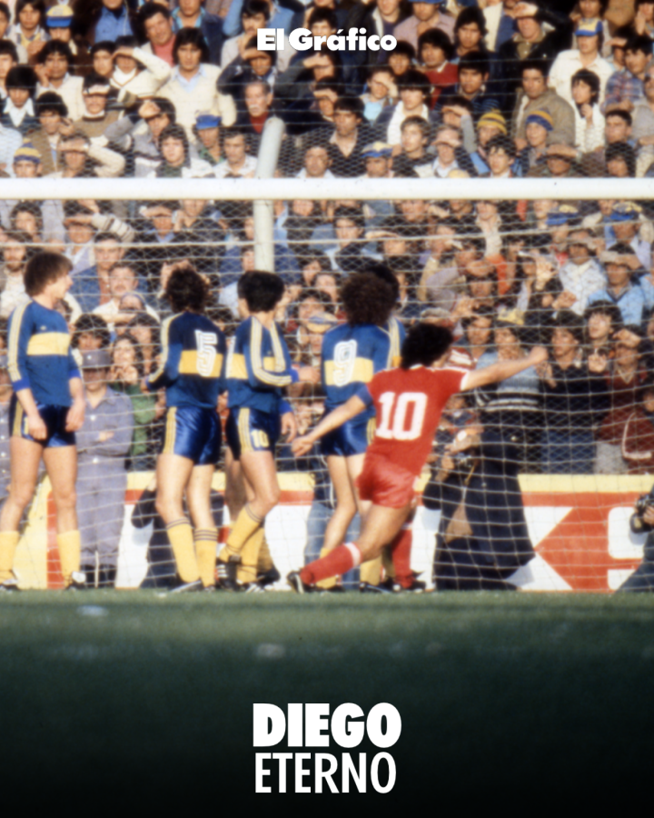 Imagen Maradona frente a Boca: Diego en pleno festejo, en el triunfo de Argentinos por 5-3 del 9 de noviembre de 1980, cuando convirtió cuatro goles, dos de tiro libre.