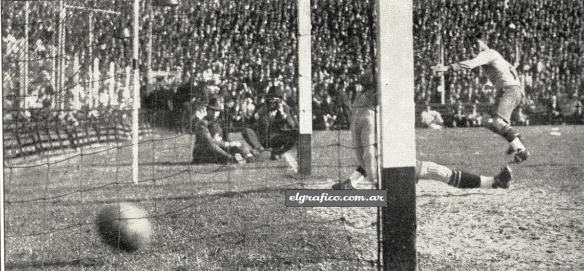 Imagen Tarasconi, que resultó el scorer de Boca, desde posición muy dudosa, ha recibido la ball y se corta hacia el goal aprovechando la vacilación de Juan Carlos Iribarren, que se había vuelto hacia el referee reclamando off-side. El formidable shoteador envió un tiro cruzado desde cerca, que en vano Jorge Iribarren trató de interceptar con una estirada.