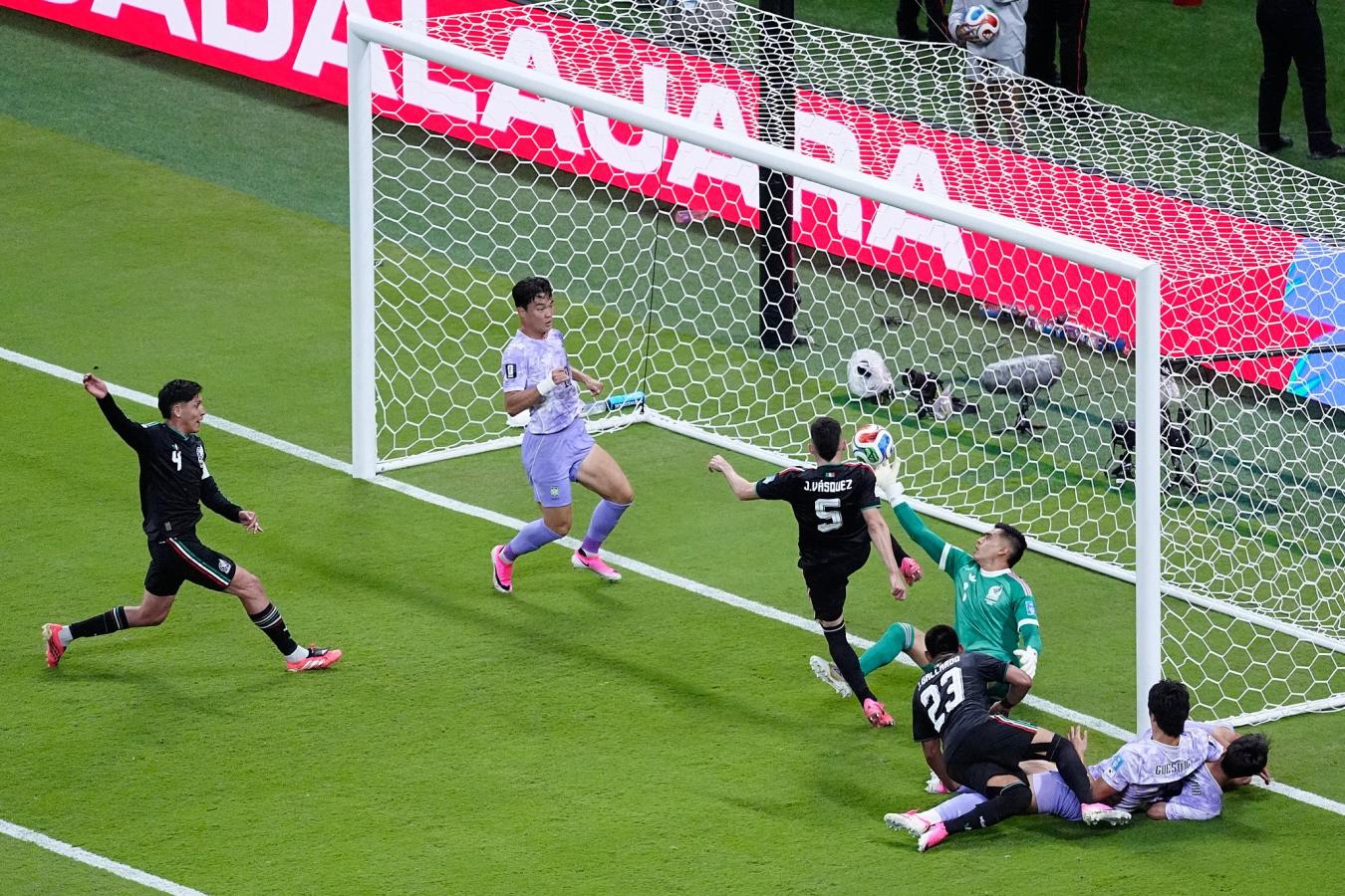 Imagen La salvada de Raúl Rangel en el final del partido.
