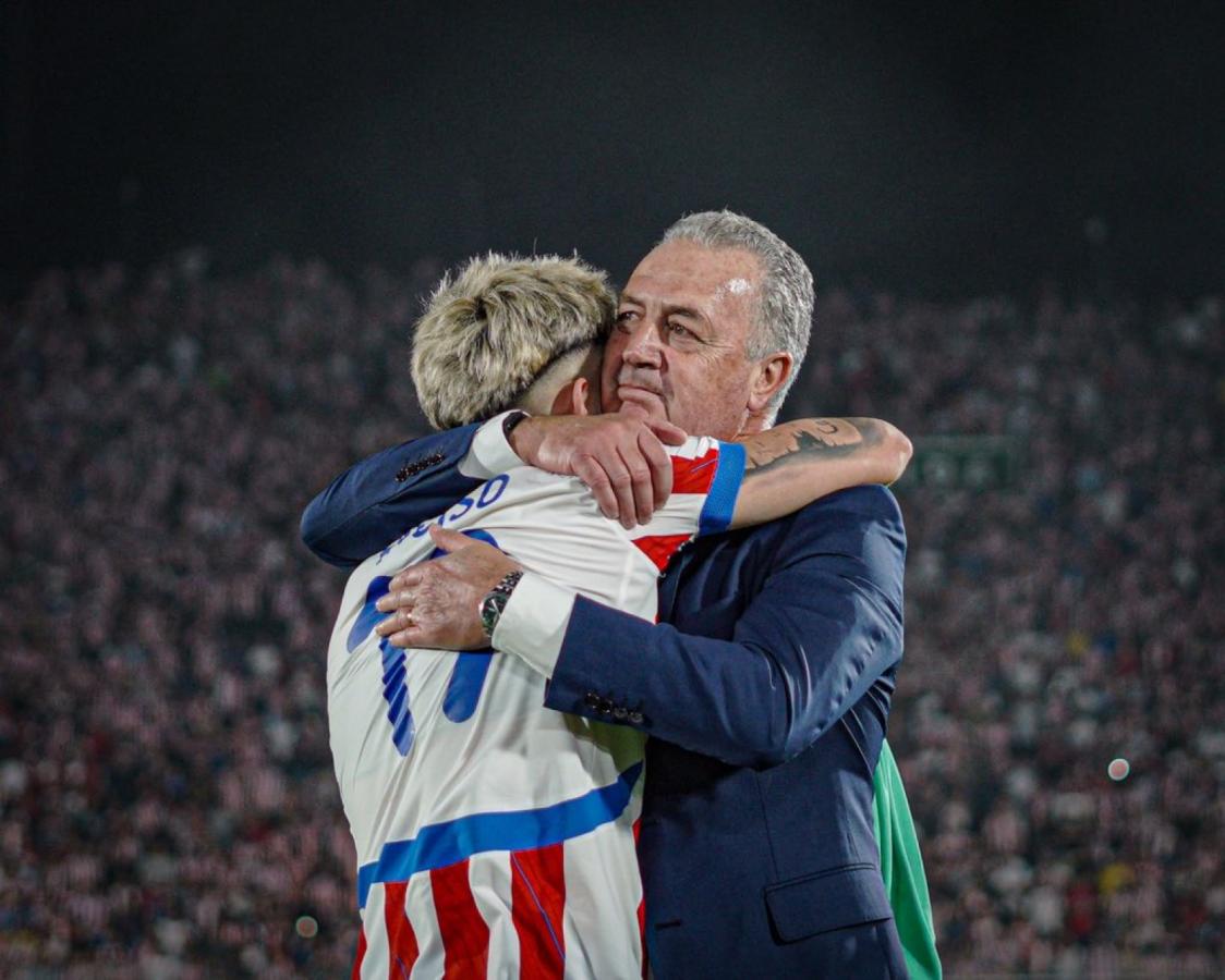Imagen El sentido abrazo entre Enciso y Alfaro tras la victoria sobre Chile.