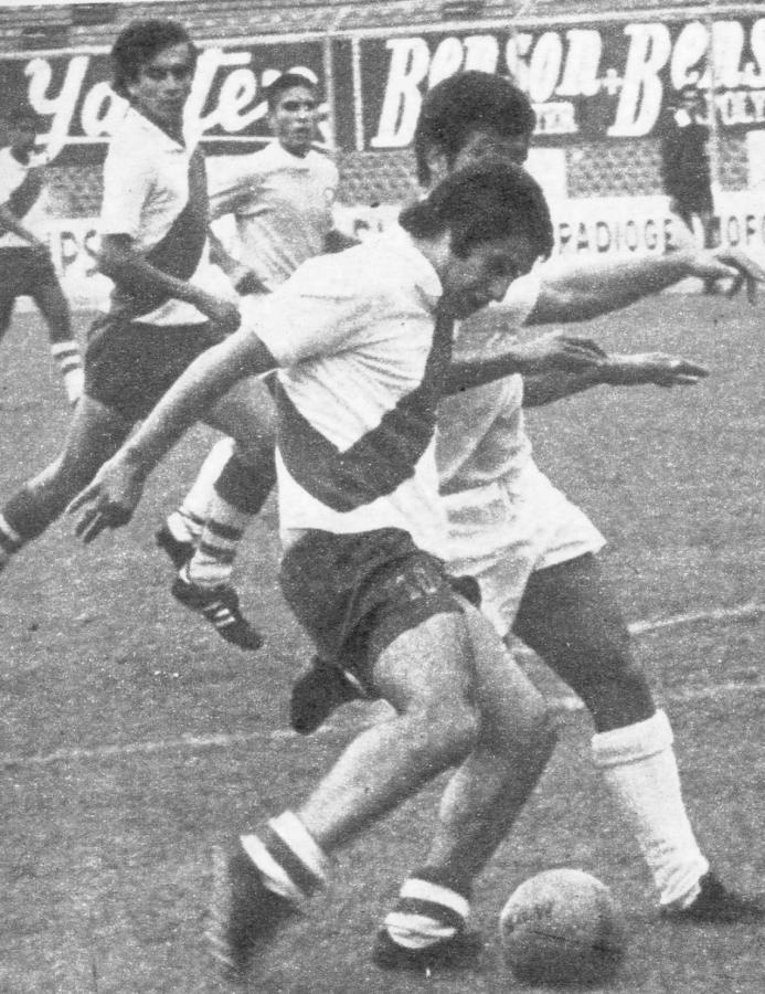 Imagen La tarde del debut contra el juvenil Arica (2-2). En la entrada del Palacio de Gobierno. Rojitas con la camiseta de River. ¡Si parece mentira!