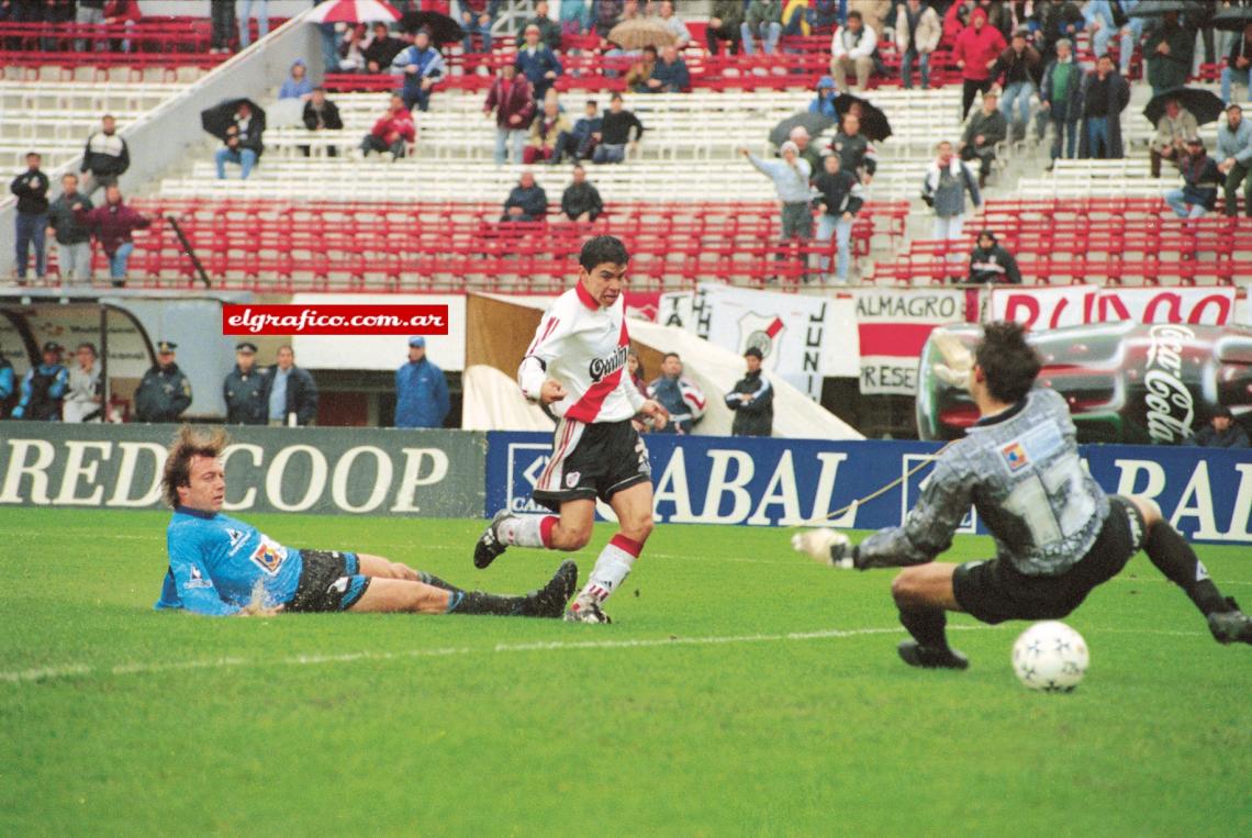 Imagen La perfecta definición de Saviola para el primer gol del partido. Se la había bajado Angel de pechito y el Conejo, de zurda, no perdonó.