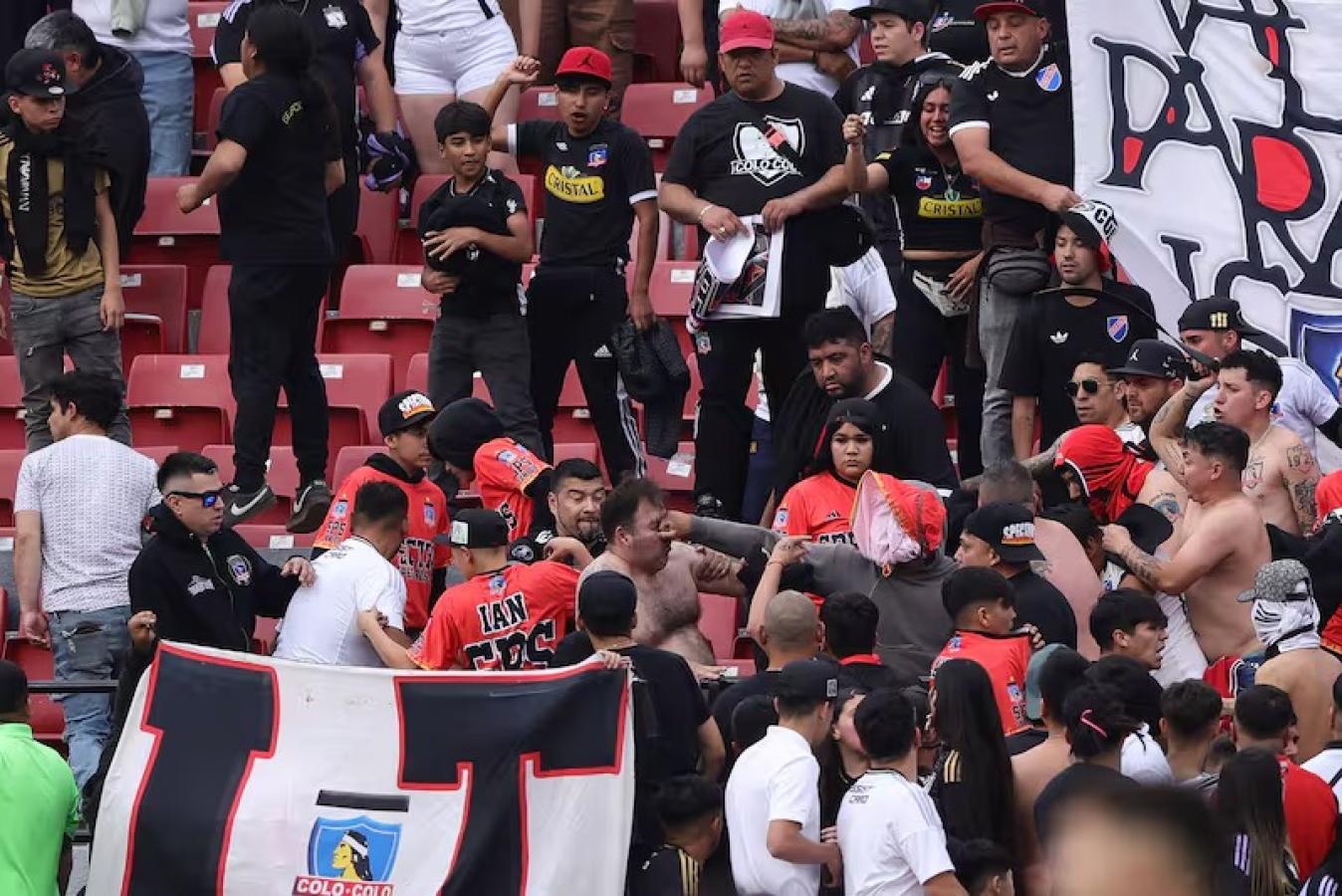 Imagen Feroz pelea entre barras de Colo Colo: golpes de puño y cinturonazos en medio de la tribuna Norte.