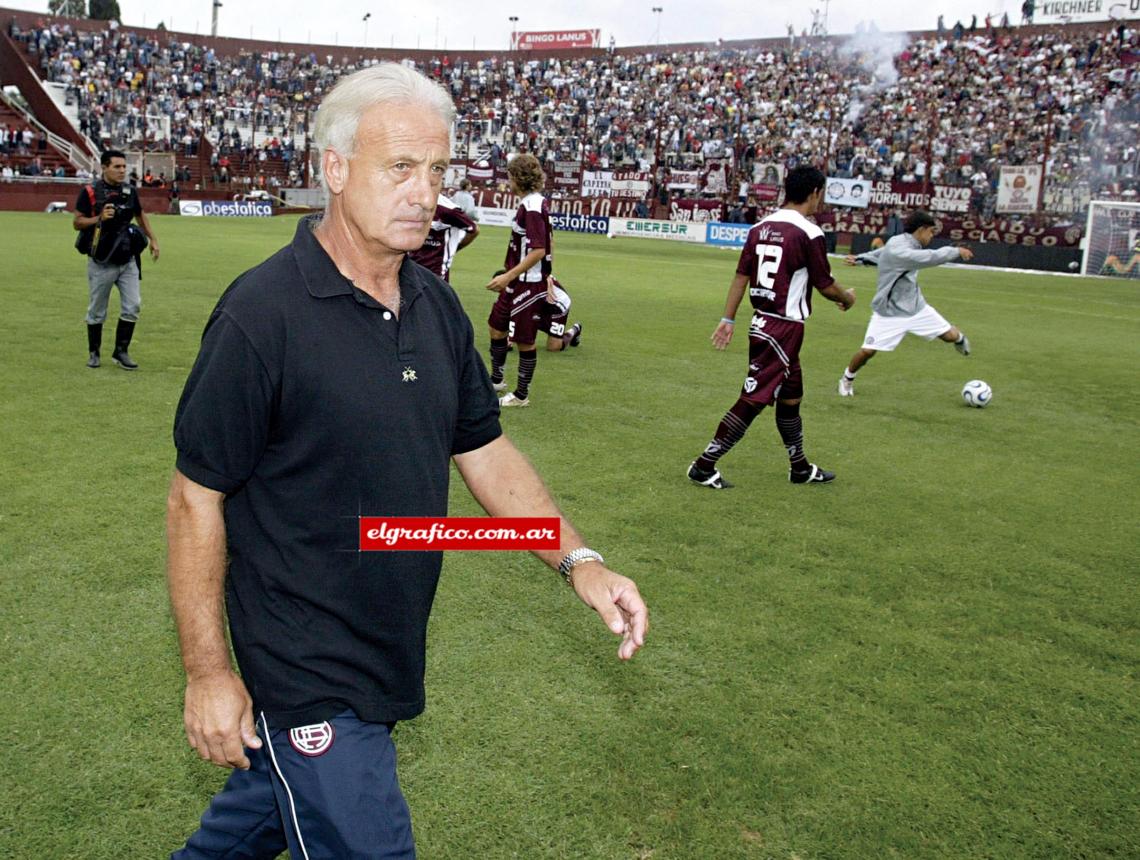 Imagen Tuvo dos pasos como directo técnico de Lanús. El segundo fue el más exitoso, donde conquistó el Apertura 2007.