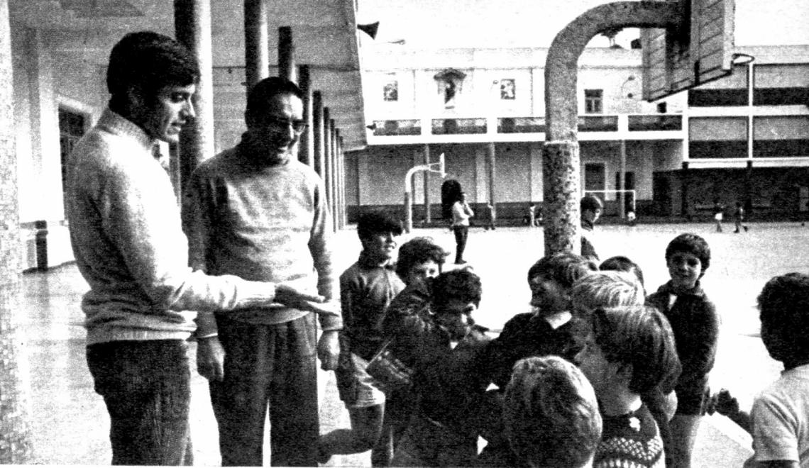 Imagen regreso al Colegio Marista. Guillermo Vilas con Ernesto Yustón, el profesor más recordado, y un racimo de admiradores que quiere imitarlo...