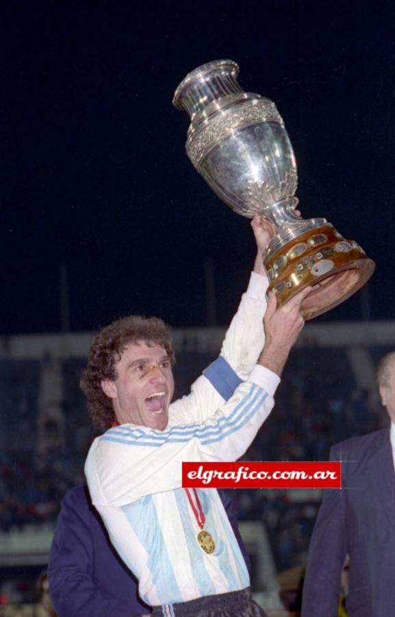 Imagen El capitán Oscar Ruggeri levanta la Copa América.