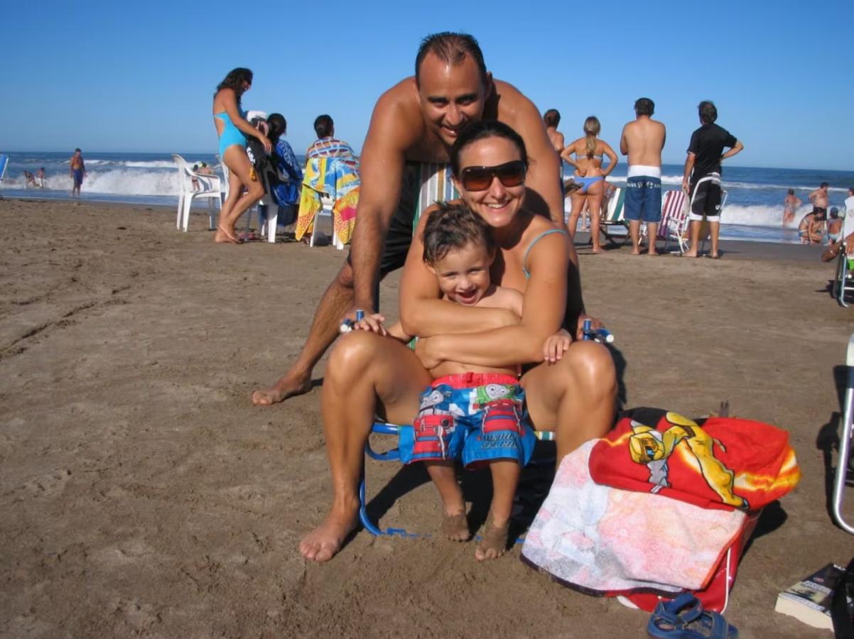 Imagen Woiski y sus padres, Ronnie y Laura, veraneando en Santa Teresita.