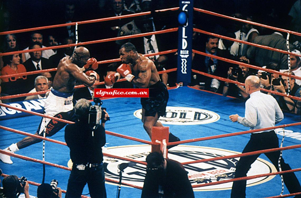 Imagen La revancha: Tyson y Holyfield ses habían enfrentado en Las Vegas el 9 de noviembre de 1996, con triunfo para Evander Holyfield. Esta pelea también fue en Las Vegas, el 28 de junio de 1997.
