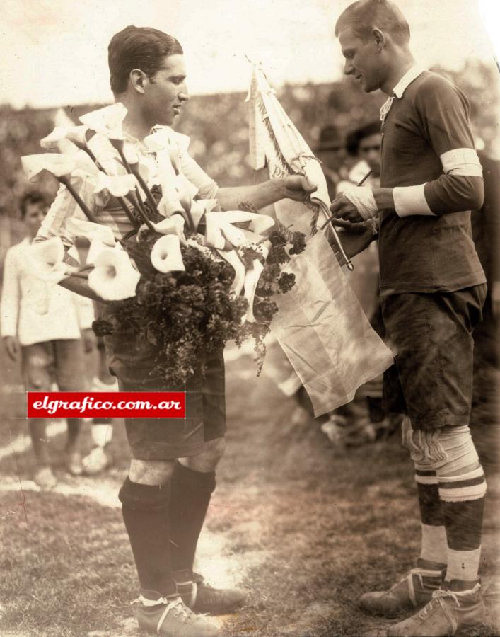 Imagen Sudamericano 1929. Antes del match con los paraguayos se cambian banderines y flores Nolo Ferreira con el arquero Brunetto, capitanes de ambos teams. Y sería frente al citado arquero que nuestro piloto olímpico conquistaría un gol estupendo que ha quedado en el recuerdo de todos los aficionados. 