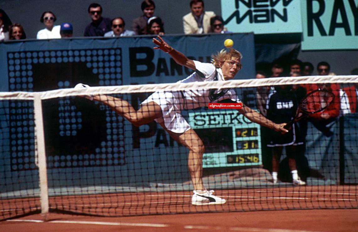 Imagen A Roland Garros 1984, un triunfo difícil. El polvo de ladrillo siempre le costó.