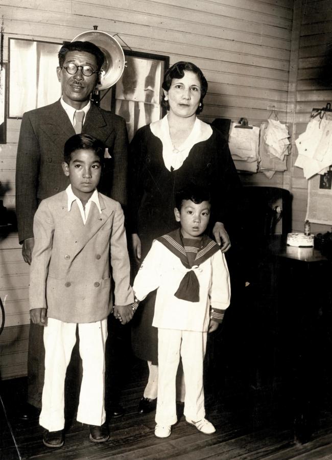 Imagen Hanai con su esposa y los dos hijos varones. Además, tiene tres "chancretas", como él denomina a sus nenas. Adviértase que los pibes se parecen al padre y poco a la mamá, que es criolla.