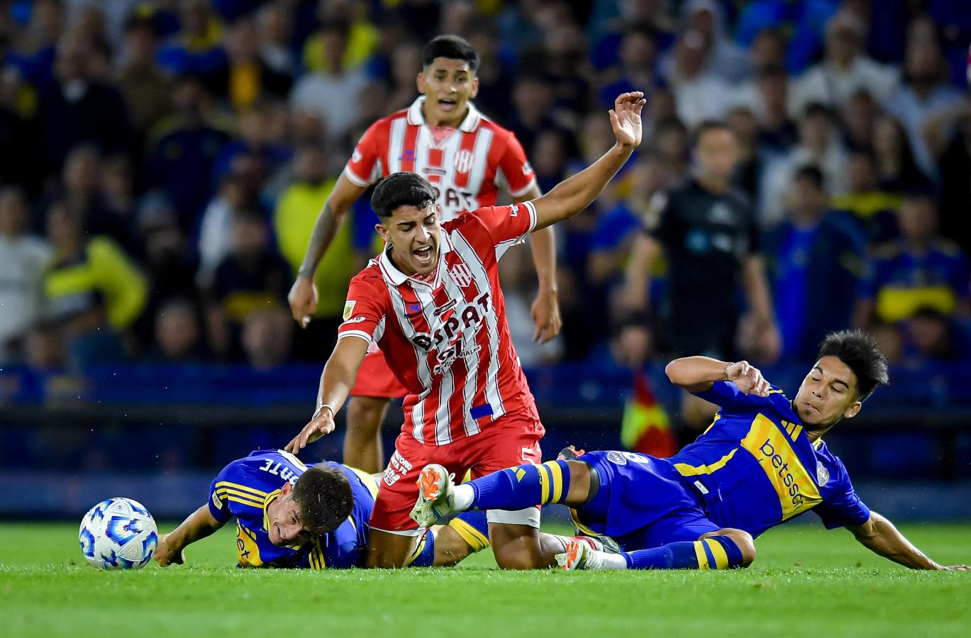 Imagen Belmonte traba con la cabeza y comete una infracción. Foto: AFP