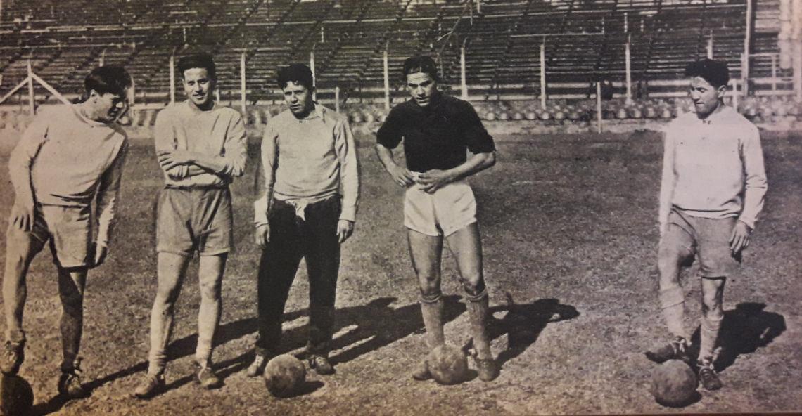 Imagen Un entrenamiento en esos mis primeros asomos a la primera. Uno de ellos era precisamente Bernabé Ferreyra, que está a mi lado. Completan la foto el cordobés Fatechi (segundo de izq. a der.) y el "ruso" Wergifker.