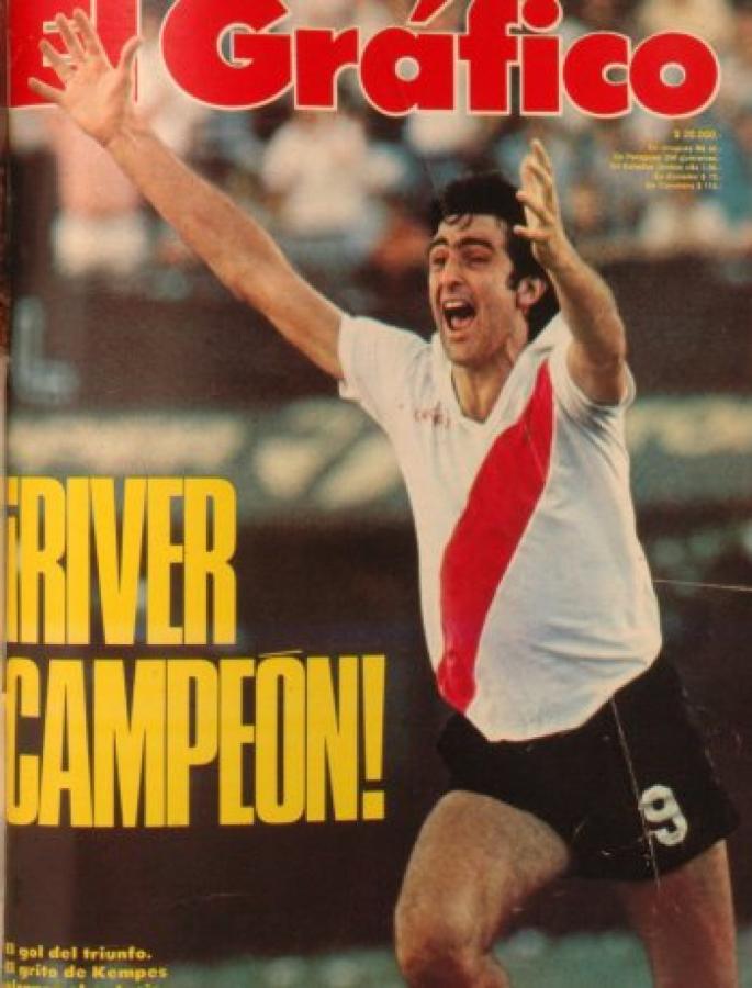 Imagen El 22 de diciembre de 1981, la portada de El Gráfico fue dedicada al título obtenido por River. Mario Kempes con los brazos en alto es el protagonista.
