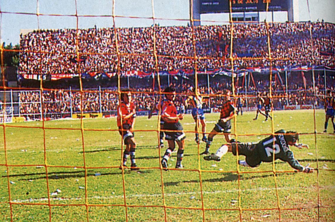 Segundo gol: Coudet ya pateó. La pelota, rumbo a la red.