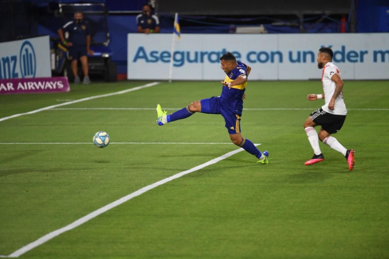 Imagen Wanchope abrió el marcador a los diez minutos con este disparo de primera.
