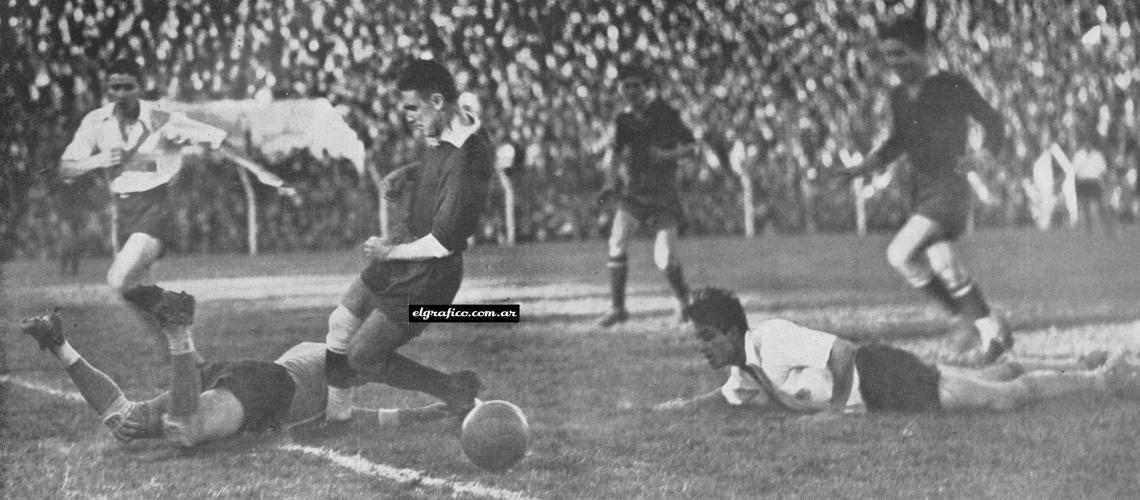 Imagen La valla de River Plate se salva milagrosamente cuando Cuello y Vassini nada podían hacer, por hallarse caídos. La pelota saldrá del campo sin que ningún jugador de los rojos logre desviarla hacia la red. 