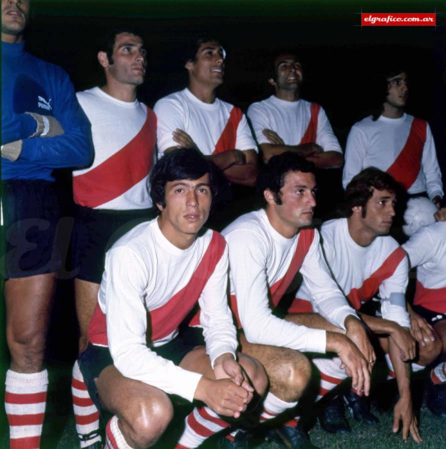 Imagen Su debut en River, en 1974. Arriba: Perico Pérez, Ernesto Mastrángelo, J.J. López y Norberto Alonso. Abajo: Passarella, Hugo Pena y Enrique “Quique” Wolff.
