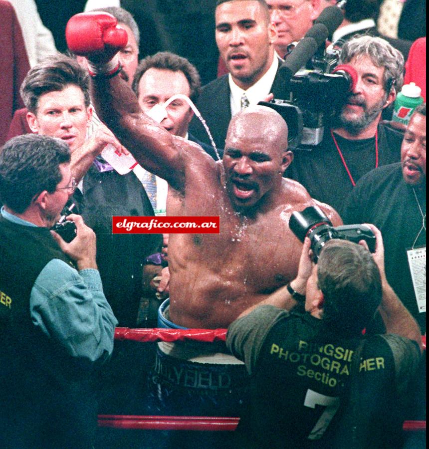 Imagen Festeja Holyfield, pese a todos los pronósticos, ganó el tituli mundial de los pesados (AMB). La revancha sería un año más tarde, sería la pelea recordada porque Tyson mordió la oreja de Holyfield y fue descalificado.