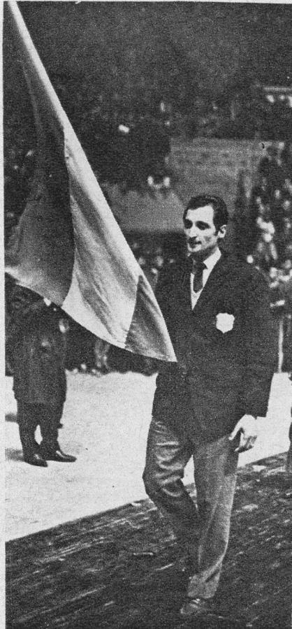 Imagen El capitán de la selección argentina. La distinción que enorgullece. Montevideo lo vio dos veces así: Mundial de 1967 y Sudamericano de 1969. Como internacional, su foja registra cuatro actuaciones: dos campeonatos sudamericanos y dos mundiales.