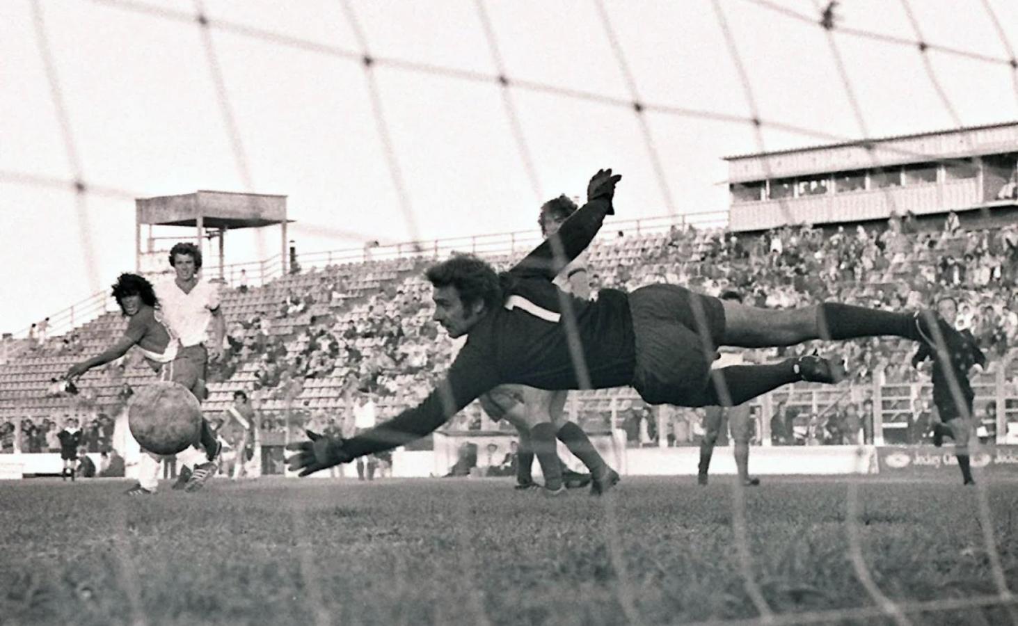Imagen El primer gol de Maradona en Primera División.