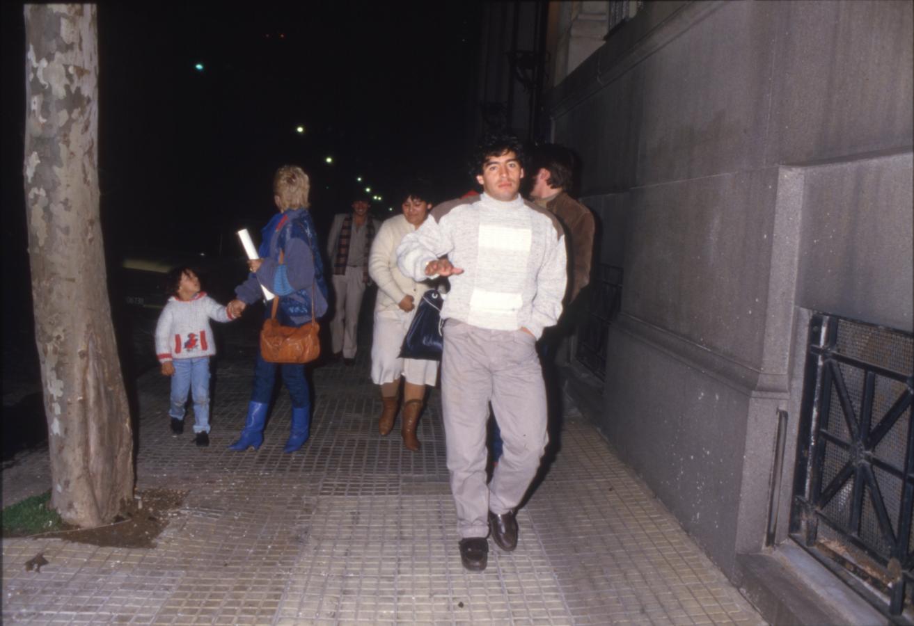 Imagen Maradona, a punto de ingresar a la redacción de El Gráfico, en Azopardo 579.