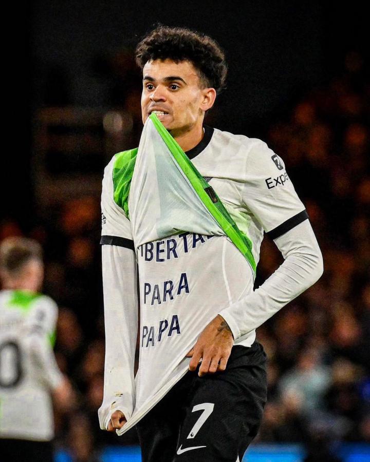 Imagen El pedido de Luis Díaz hecho remera el pasado 5 de noviembre tras anotarle a Luton.