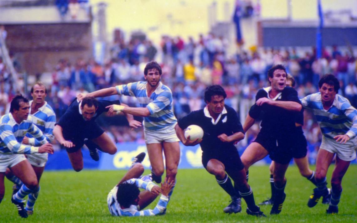 Imagen 1985. En el inolvidable empate 21-21 frente a los All Blacks. el neocelandés Reid se hace con la ovalada, detrás Ernesto Ure se deshace de Hobb. Lo acompañan Porta, Petersen y Allen.