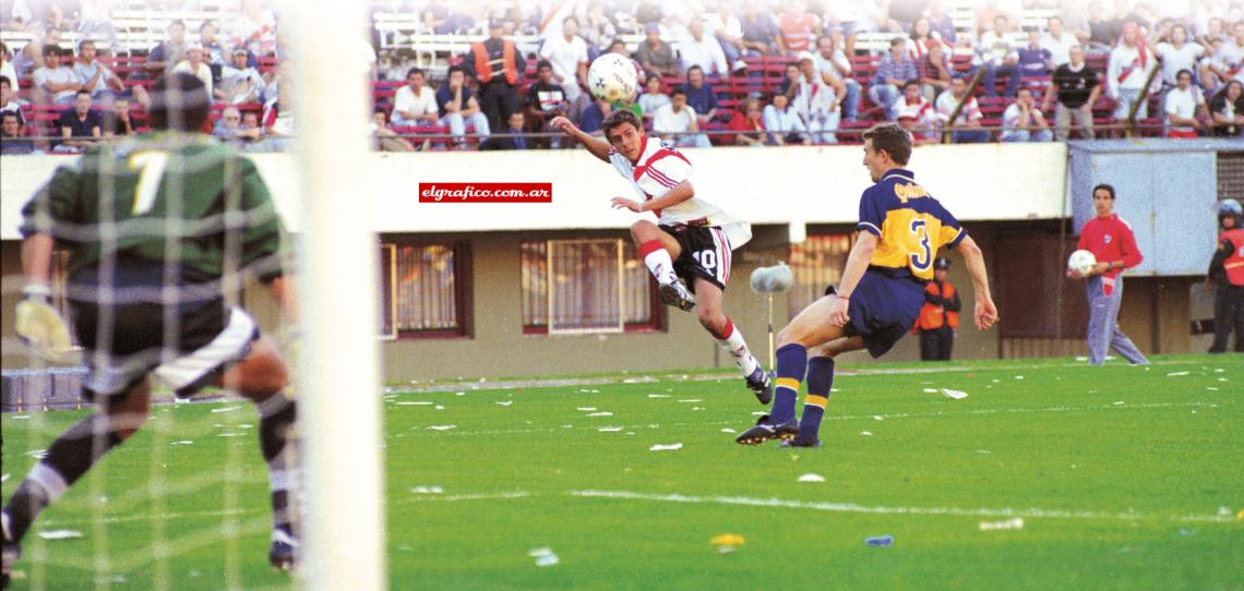 Imagen Aimar ya le pegó, Arruabarrena no puede hacer nada.