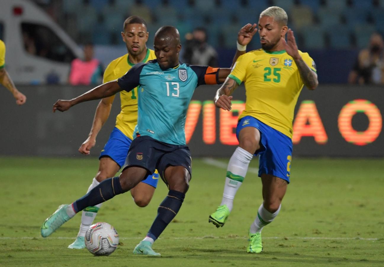 Imagen Douglas Luiz, con la número 25, en la Copa América de Brasil 2021.