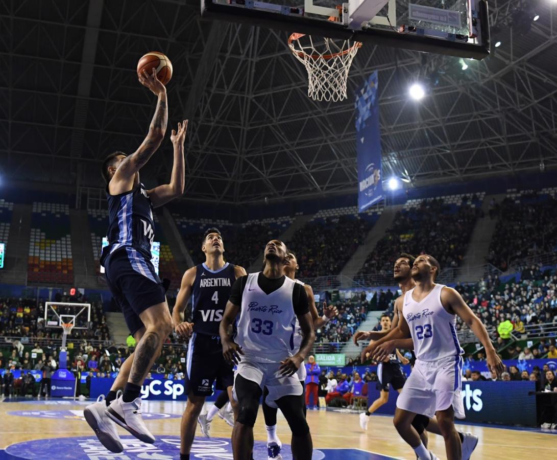 Imagen Los rivales miran la pelota, Luis Scola al tablero, puede haber rebote.