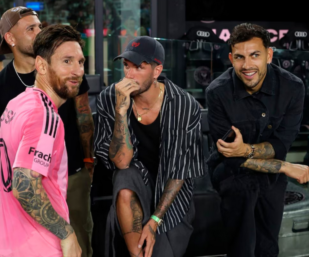 Imagen Otamendi, De Paul y Paredes bromean con Messi tras el triunfo de Inter Miami.