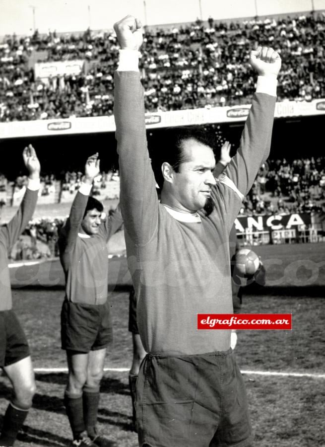 Capitán y referente de Independiente, aquí haciendo el saludo tradicional de la década del 60.