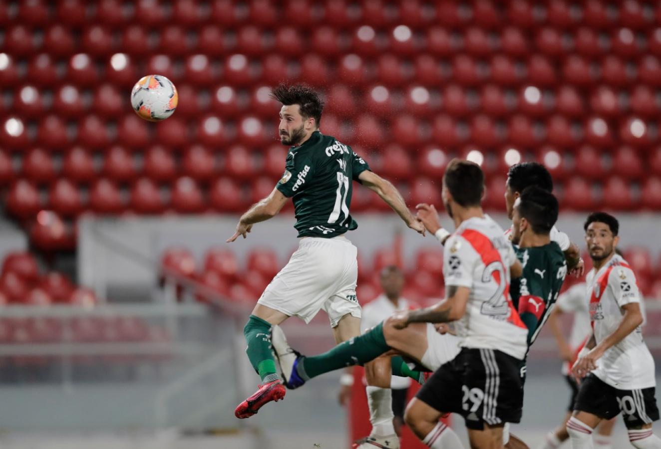 Imagen Matías Viña acaba de conectar de cabeza el tiro libre de Scarpa para anotar el tercero de Palmeiras.
