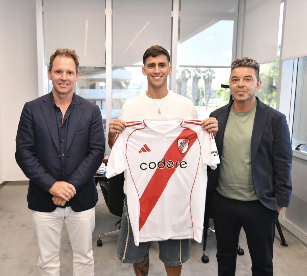 Imagen Matías Rojas junto a Jorge brito y Marcelo Gallardo, el día de la presentación en River.