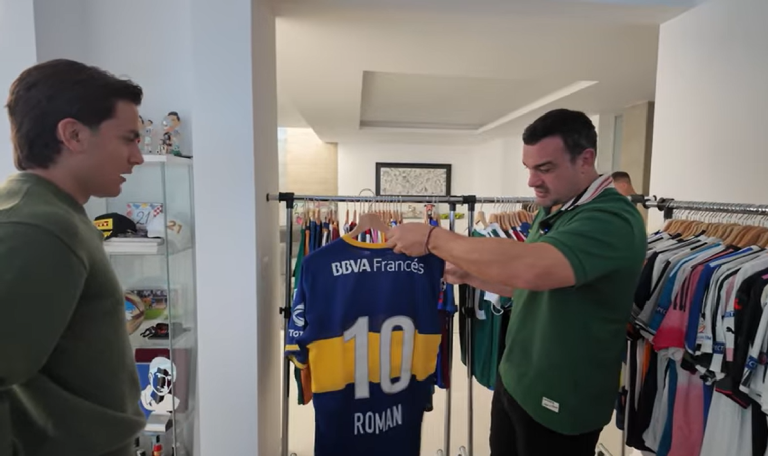 Imagen Dybala reveló cómo consiguió la camiseta de Boca de Riquelme.