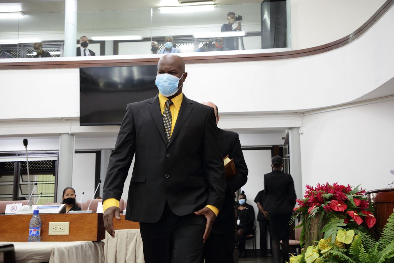 Imagen Ronnie Brunswijk en le parlamento de Surinam. Crédito