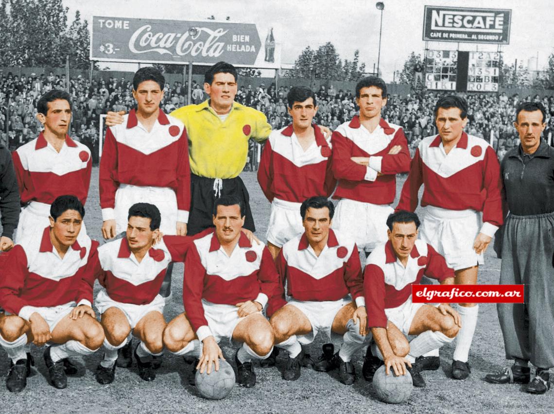 Imagen Argentinos juniors y la célebre camiseta “del babero”. La foto es de 1960 y este equipo hizo escuela en La Paternal. Jugaban Ditro, Pando, Ramaciotti y muchos otros que la movían.