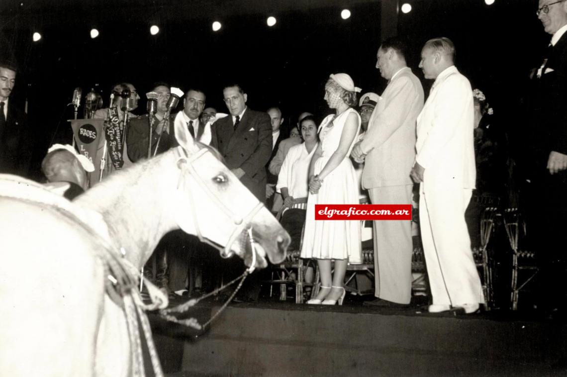 Imagen Cierre de los Panamericanos en Buenos Aires 1951. La delegación mejicana le regala un caballo al presidente argentino.