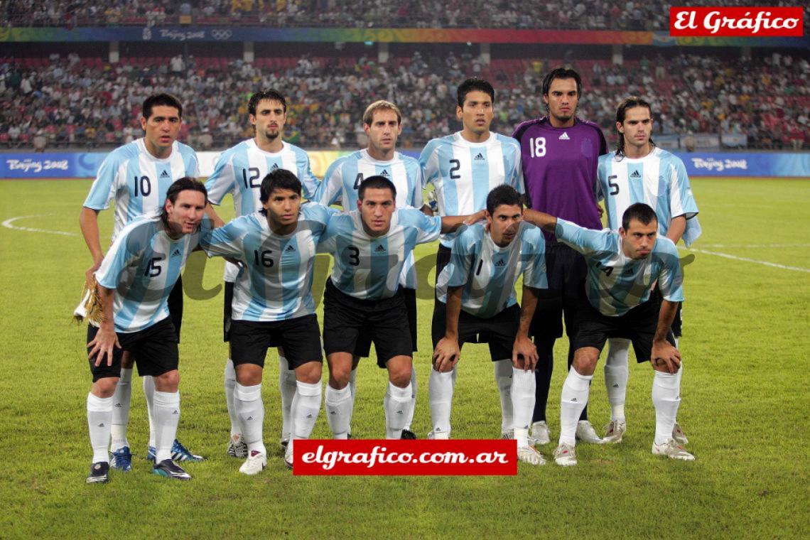 Imagen A los 30 años refuerza la selección sub-23 que gana los Juegos Olímpicos de 2008. En la foto junto a Nicolás Pareja, Pablo Zabaleta., Ezequiel Garay, Sergio Romero, Fernando Gago ; Lionel Messi, Sergio Agüero , Luciano Fabián Monzón , Ángel Di María y Javier Mascherano.